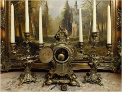 WYJĄTKOWY KOMPLET MOSIĘŻNY, ZEGAR ZE ŚWIECZNIKAMI  - ROCOCO 1878 ROK