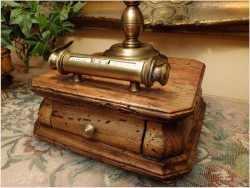 UNIKAT! MOSIĘŻNA LAMPA BANKIERKA Z REGULACJĄ WYSOKOŚCI I KALENDARZEM!