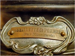 LAMPA NAFTOWA, CUEILLETTE DE POMMES - Henryk KOSSOWSKI (1855-1921), polski rzeźbiarz