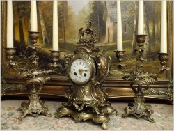 WYJĄTKOWY KOMPLET MOSIĘŻNY, ZEGAR ZE ŚWIECZNIKAMI  - ROCOCO 1878 ROK