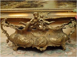 Piękna barokowa stara mosiężna żardiniera z putto