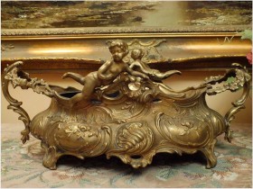 Piękna barokowa stara mosiężna żardiniera z putto