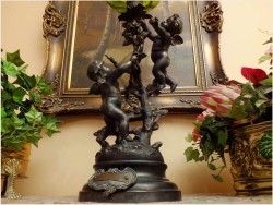 LAMPA NAFTOWA, CUEILLETTE DE POMMES - Henryk KOSSOWSKI (1855-1921), polski rzeźbiarz