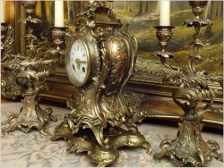 WYJĄTKOWY KOMPLET MOSIĘŻNY, ZEGAR ZE ŚWIECZNIKAMI  - ROCOCO 1878 ROK