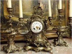 WYJĄTKOWY KOMPLET MOSIĘŻNY, ZEGAR ZE ŚWIECZNIKAMI  - ROCOCO 1878 ROK