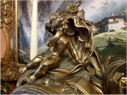 Zjawiskowy medalowy zegar  ze świecznikami i Putto  - Datowany 1889r.