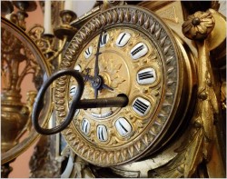 Pałacowy Zegar Medalowy z Kandelabrami, Styl Ludwika XVI - Brąz XIXw. (Wys: 79 cm)