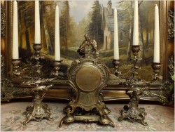 WYJĄTKOWY KOMPLET MOSIĘŻNY, ZEGAR ZE ŚWIECZNIKAMI  - ROCOCO 1878 ROK