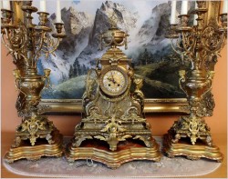 Pałacowy Zegar Medalowy z Kandelabrami, Styl Ludwika XVI - Brąz XIXw. (Wys: 79 cm)