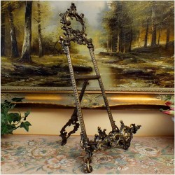 DUŻA MOSIĘŻNA SZTALUGA POD OBRAZ, FOTOGRAFIĘ LUB PORCELANĘ W STYLU BAROKOWYM 56 CM.
