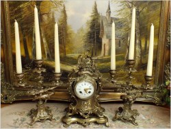 WYJĄTKOWY KOMPLET MOSIĘŻNY, ZEGAR ZE ŚWIECZNIKAMI  - ROCOCO 1878 ROK