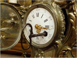 WYJĄTKOWY KOMPLET MOSIĘŻNY, ZEGAR ZE ŚWIECZNIKAMI  - ROCOCO 1878 ROK