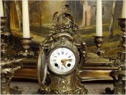 WYJĄTKOWY KOMPLET MOSIĘŻNY, ZEGAR ZE ŚWIECZNIKAMI  - ROCOCO 1878 ROK