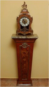 STOJĄCY ZEGAR W STYLU BOULLE Z KONSOLĄ - INTARSJA, BRĄZ, MARMUR 170CM.