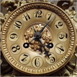Medalowy zegar z Putto, brąz w stylu Ludwika XV / Rococo 1855r. (Zobacz film!)